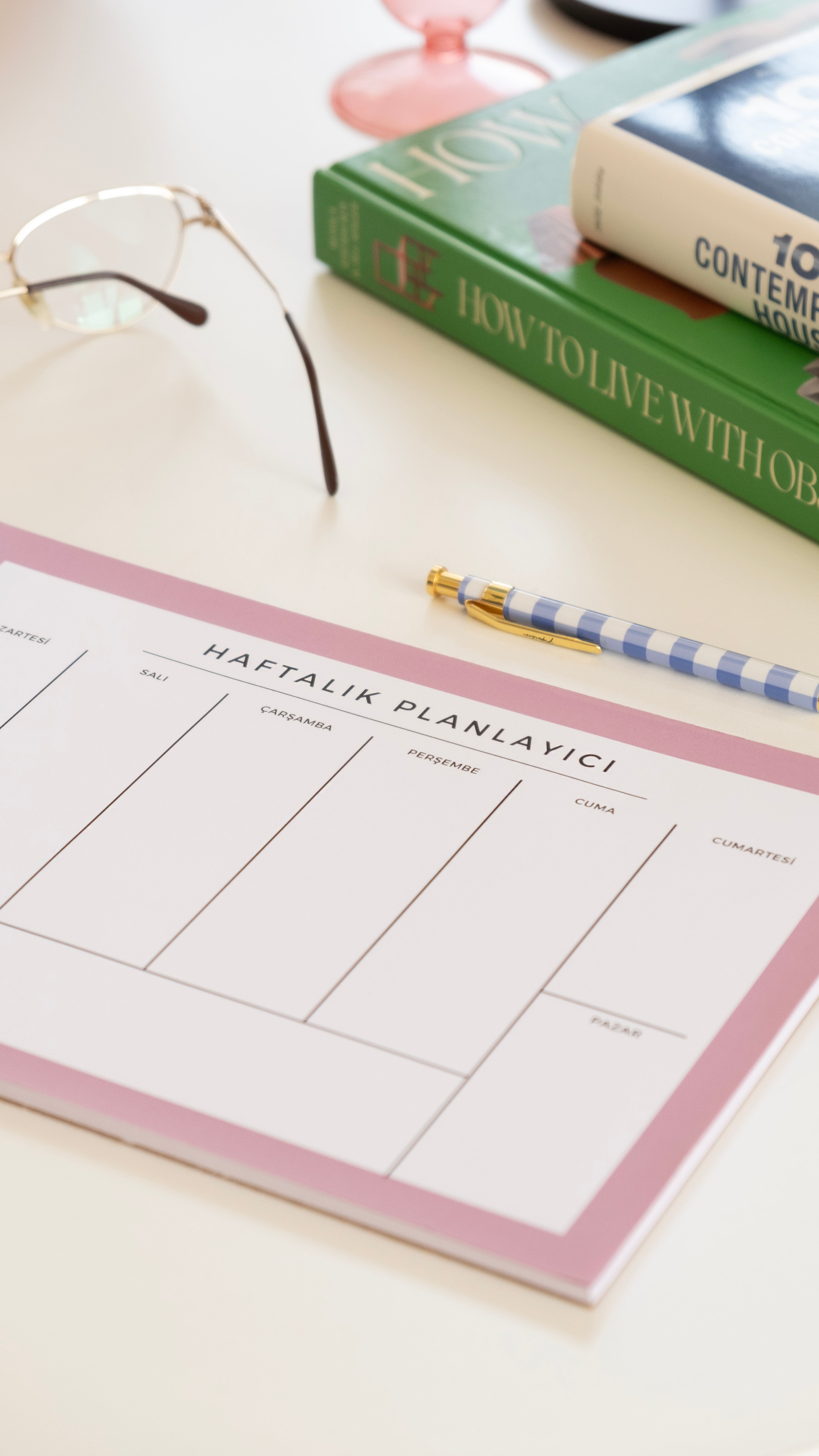 A4 Boyutunda Büyük Haftalık Planlayıcı - Geniş Alanı ile Organizasyonunuzu Kolaylaştırın! - Pembe